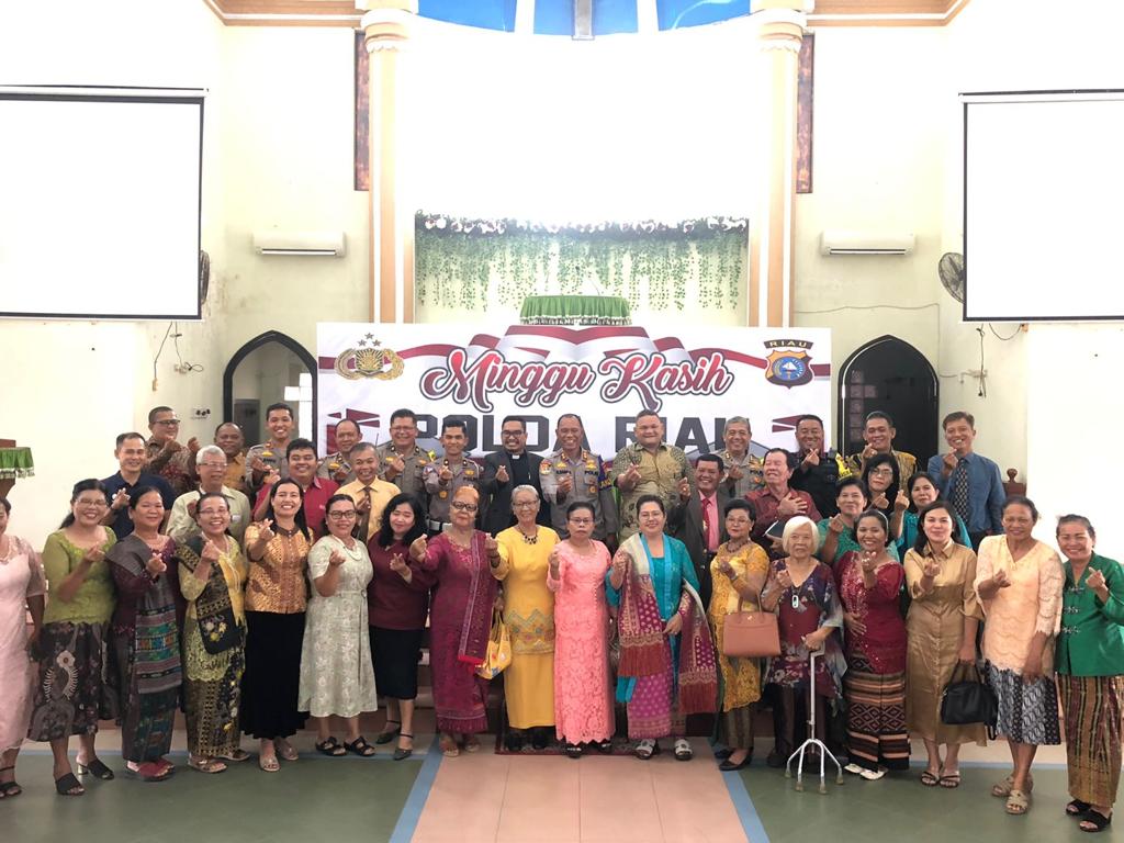 Minggu Kasih Polresta Pekanbaru Bersama Polda Riau Mempererat Kemitraan dengan Masyarakat di Gereja 